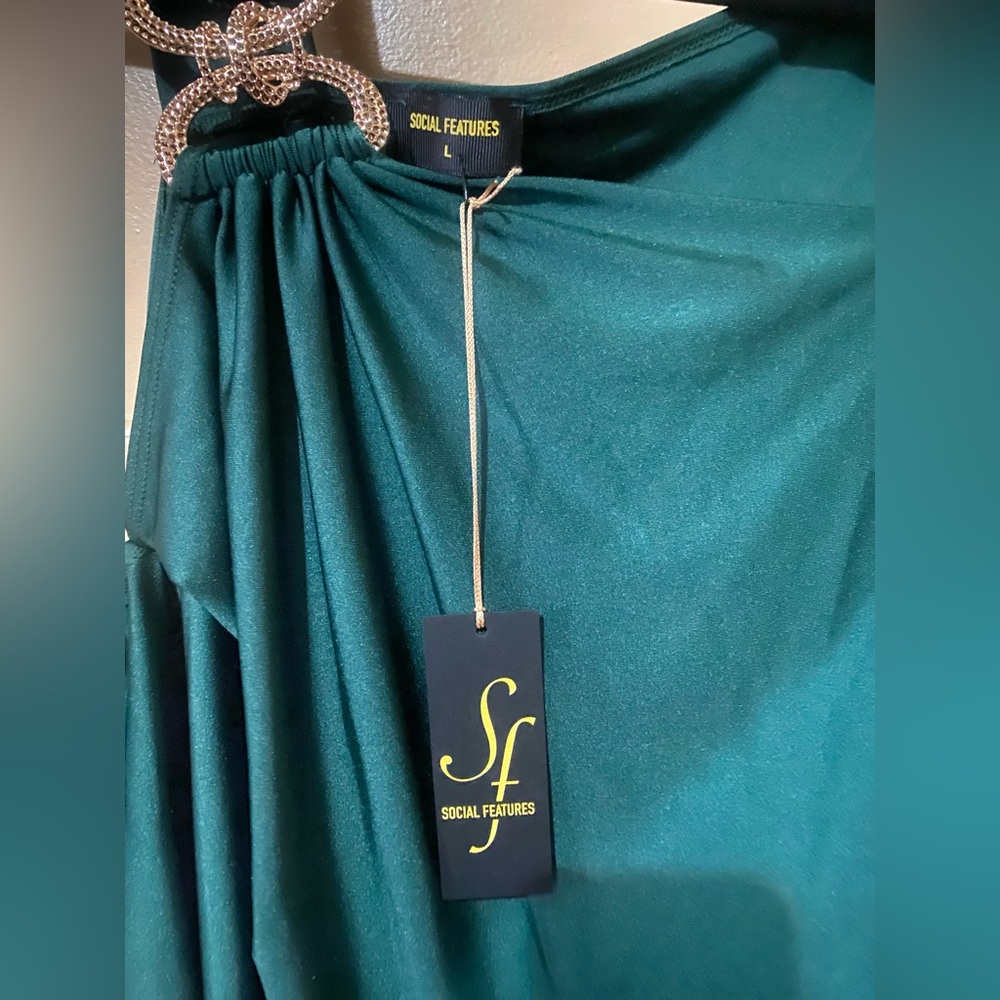 NWT Green one shoulder top. Size L. - Picture 3 of 3